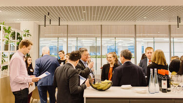 Students chatting with alumni