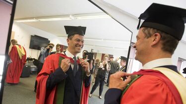 Hon grad Dominic West in robes