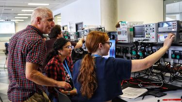  Dr. Gavin Williams teaching students at an Insights Day for the Department of Electronic and Electrical Engineering
