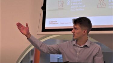 Photograph of alumni Thomas Searle presenting at an employability session for students in the department