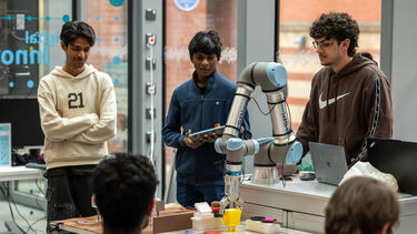 Students in the DIZ using the Robot Arm 