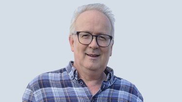 A man in glasses and a blue check pattern shirt 