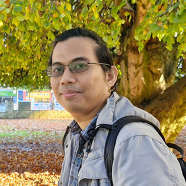 Profile picture of Headshot of Rezky Khrisrachmansyah beside a tree
